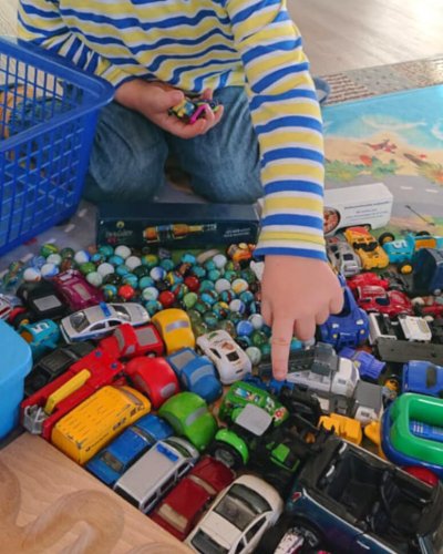 Fixkosten senken Fixkosten berechnen Kinder spielen Autos Fixkosten senken Fixkosten berechnen Kinder spielen Autos